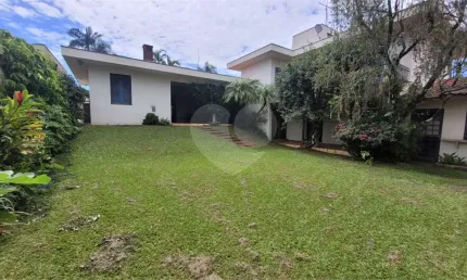 Casa à Venda . Aceita Permuta por Apto. ou Casa ,em Condomínio na Cidade São Paulo ou Bauru.