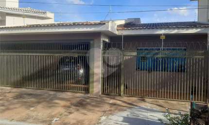 Bela casa com boa localização no bairro Portal do Sol