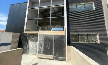 Prédio comercial disponivel para locação no Centro.