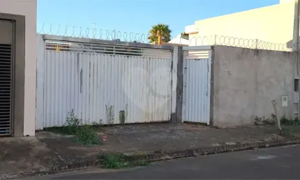 Terreno murado com portão e concertina no jardim embaré,