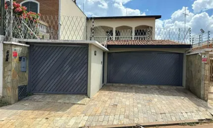 Casa com 5 Quartos e 3 banheiros à Venda por R$ 650.000