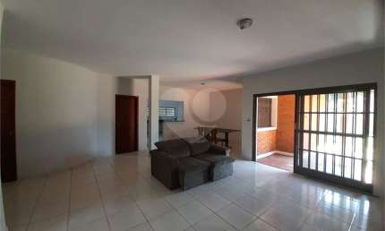 Casa de Alto Padrão à Venda e Locação no Parque Santa Mônica - São Carlos