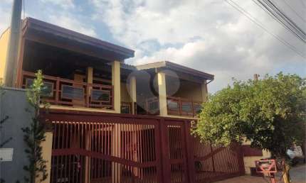 Casa à Venda na Rua Principal do Parque Fehr com Aquecedor Solar