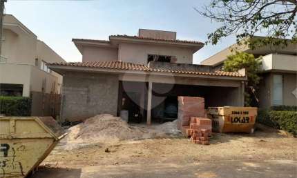 Casa em Construção com Área Gourmet e Piscina no Condomínio Damha II