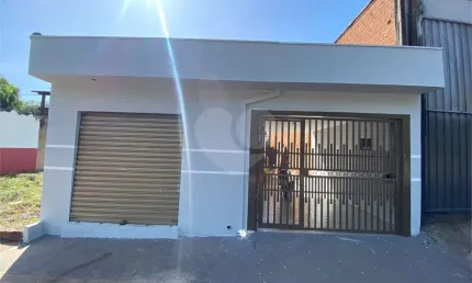 Casa térrea com salão comercial para venda no Santa Felícia.