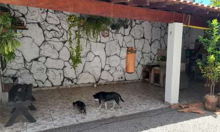 Ótima Casa com Área Gourmet e Garagem para 3 Carros no Parque Douradinho