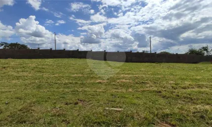 Lote à Venda em São Carlos, no Condomínio Villeneuve I