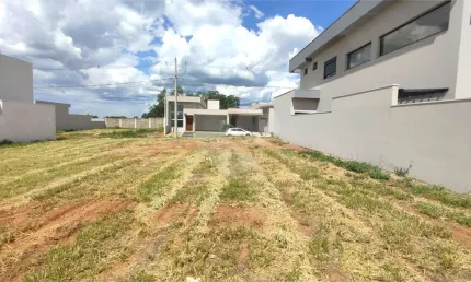 Lote à Venda em São Carlos, no Condomínio Villeneuve I