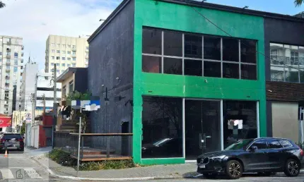 Loja comercial de esquina com 200m², pé direito duplo e fachada em vidro – moema