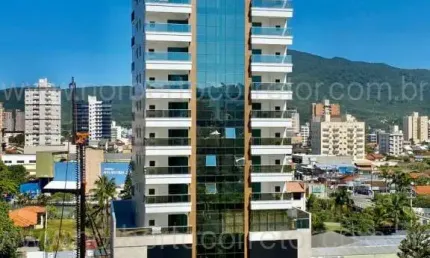 Apartamento à venda na Rua 319, 343, Meia Praia, Itapema