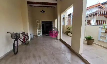 Venda de Casa Aconchegante à Apenas Passos do Mar Bairro Itaguá, Ubatuba/SP!
