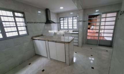 CAXINGUI LINDA CASA COM 3 QUARTOS; SUÍTE, 2 VAGAS E ÁREA DE CHURRASQUEIRA. FL23