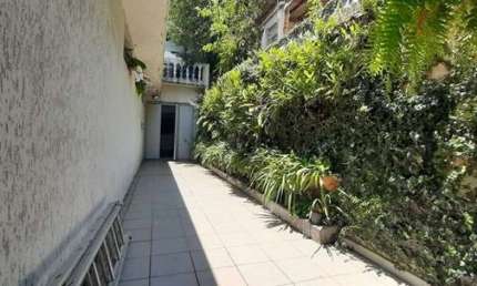 Casa Térrea, com quintal, e varias vagas de garagem - FL22