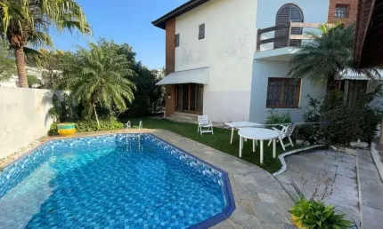 Linda casa Térrea em condomínio, Reformada, 3 suites, 5 Wc, 6 vagas e churrasqueira - FL22