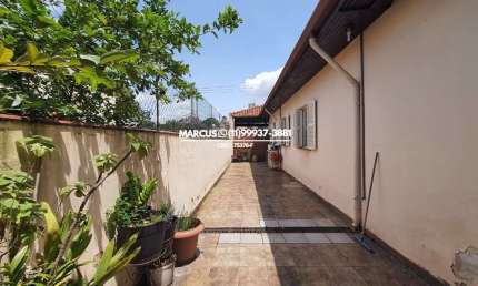 Casa térrea no Jd. Bonfiglioli com 3 dormitórios, sendo uma suíte e 4 vagas de garagem. FL23
