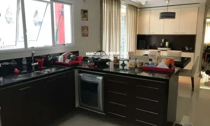 Sobrado no Jd. das Vertentes com 3 quartos, sendo 1 suíte, e 3 banheiros, 2 vagas. FL23