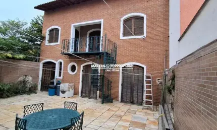 Casa térrea no Jd. Jussara, próx. ao metrô V. Sônia c/ 3 dorms; 2 suítes, 3 vagas. FL23