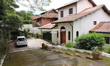 Linda casa em estilo colonial c/ 4 suítes c/ armários nos pisos superiores, sendo 3 c/ closet. FL23