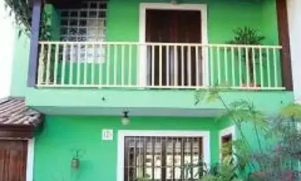 Sobrado Exclusivo em Condomínio, 160m², 4 Suítes, Ampla Sala e Garagem para 4 Carros - FL12
