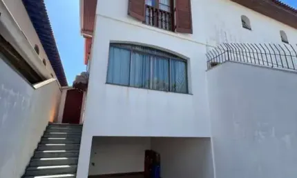 Jardim Pinheiros: Sobrado aconchegante com 3 quartos (sendo 1 suíte) e quintal - Perfeito para sua f
