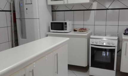 Sobrado Exclusivo em Condomínio, 160m², 4 Suítes, Ampla Sala e Garagem para 4 Carros - FL43