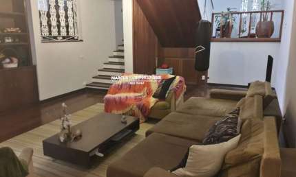 Sobrado com 3 dormitórios, sendo 2 suítes, quintal com churrasqueira e forno de pizza,  4 vgs. FL23