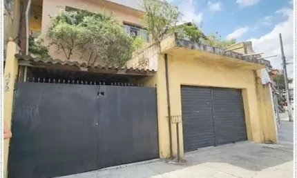 Casa assobradada isolada com 294m² terreno - 3 vagas com edicula