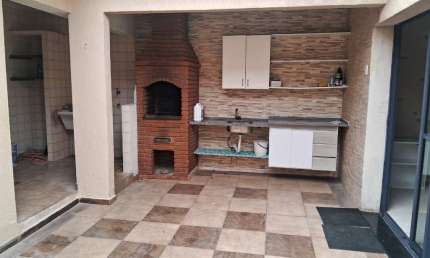 Casa para aluguel  com 3 quartos - Jardim Peri Peri - FL63