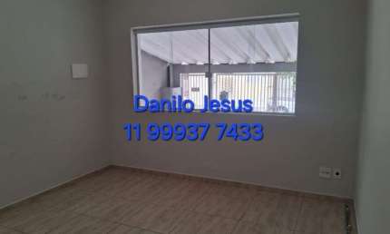 Casa com 2 dormitórios, 2 vagasde garagem e edicula. FL51