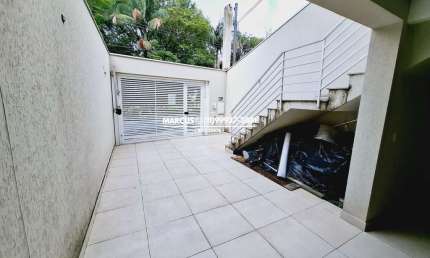 Casa nova no Jd. Bonfiglioli com 3 suítes, 6 vagas de garagem, dep. emp., quintal. FL23