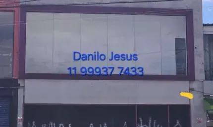 Salão comercial com 6 salas, 2 banheiros e 2 vagas de estacionamento. FL51