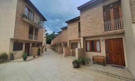 CASA EM CONDOMINIO COM 2 SUITES E 2 DORMITORIOS FL26