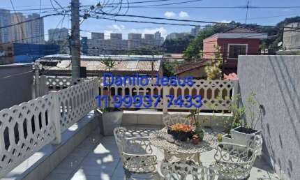 Casa com 3 dormitórios, 2 vagas e área de lazer com churrasqueira. FL51