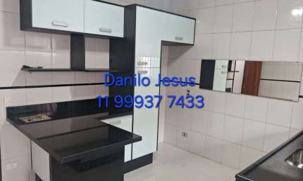 Casa  2 dormitórios com ar condicionado e 4 vagas. FL51
