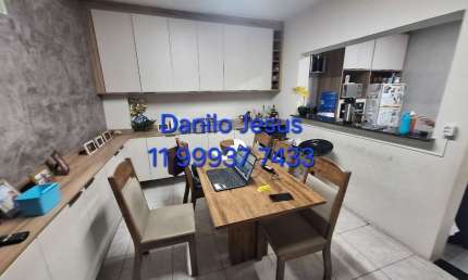 Casa com 2 dormitórios, 2 vagas e 2 banheiros.  FL51