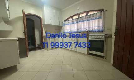 Sobrado com 3 dormitórios,  2 vagas e 3 banheiros. FL51