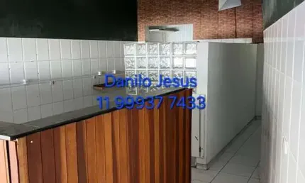 Salão comercial com 50m², balcão e 1 banheiro. fl51