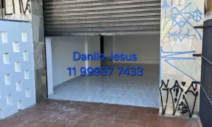 Salão comercial com 2 vagas de estacionamento e 1 banheiro. fl51