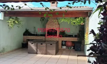 Casa com 3 suites 1 com sacada  3 vagas de garagem quintal com churrasqueira 8 minutos do metro fl55