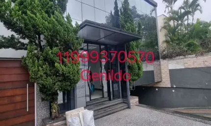 Prédio comercial com 7 salas 9 vagas de garagem  d 5 banheiros fácil acesso ao metro fl55