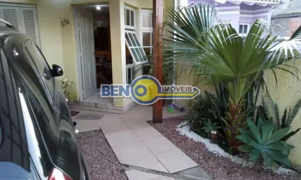 Casa com dois dormitorios, patio frentes e fundos a venda em Gravataí.
