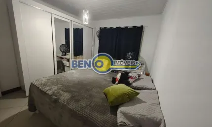 Imóvel com 2 quartos, 2 banheiros, sala, cozinha, ar condicionado no quarto.