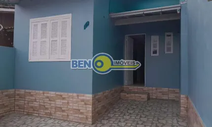 Casa reformada e semi mobiliada com 2 dormitórios e amplo espaço externo