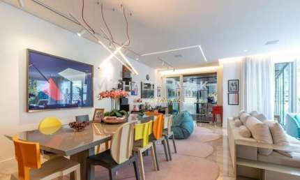 Linda casa em condomínio fechado no Alto da Boa Vista com 04 suítes, 05 vagas, 400m². Rua Job Lane