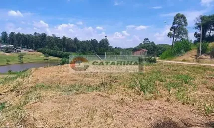 Belíssimo terreno em condomínio fechado com vista e fundos para o lago do condomínio!