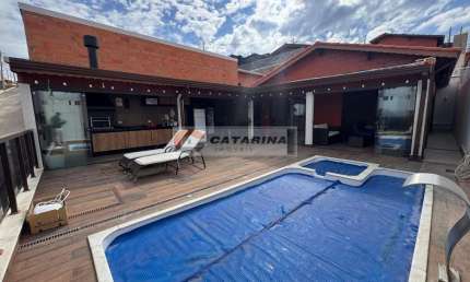 Sua nova casa em condomínio com vista privilegiada e localização estratégica!