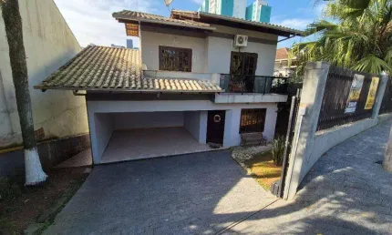 Casa com 3 dormitórios, 208 m² - venda por R$ 790.000,00 ou aluguel por R$ 4.590,00/mês - Escola Agrícola - Blumenau/SC