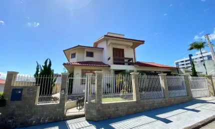 Casa com 4 quartos à venda na Dr Sizenando Teixeira, 329, Capoeiras, Florianópolis por R$ 2.200.000