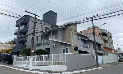 Casa com 3 quartos à venda na Rua Manoel Marques Júnior, 132, Serraria, São José por R$ 1.785.000