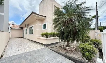 Casa com 2 quartos à venda na dos Ingas, 85, Madri, Palhoça por R$ 580.000